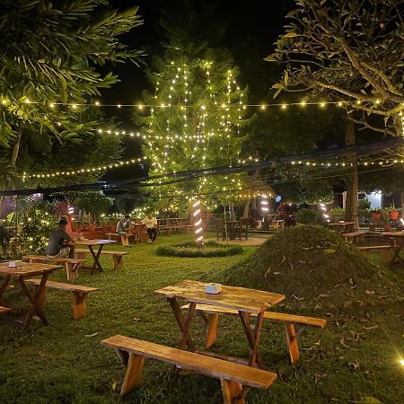 Hotel Tharu Garden, Саураха Экстерьер фото