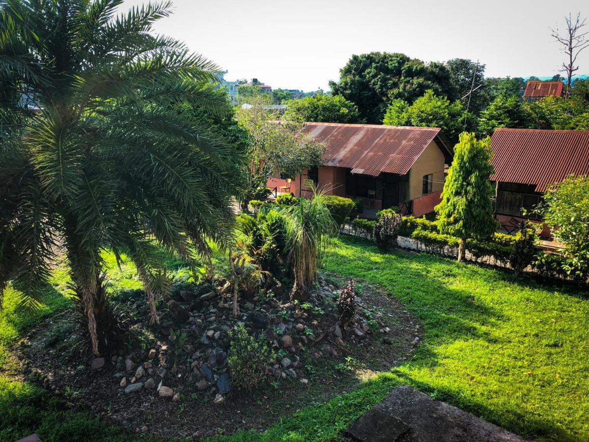 Hotel Tharu Garden, Саураха Экстерьер фото