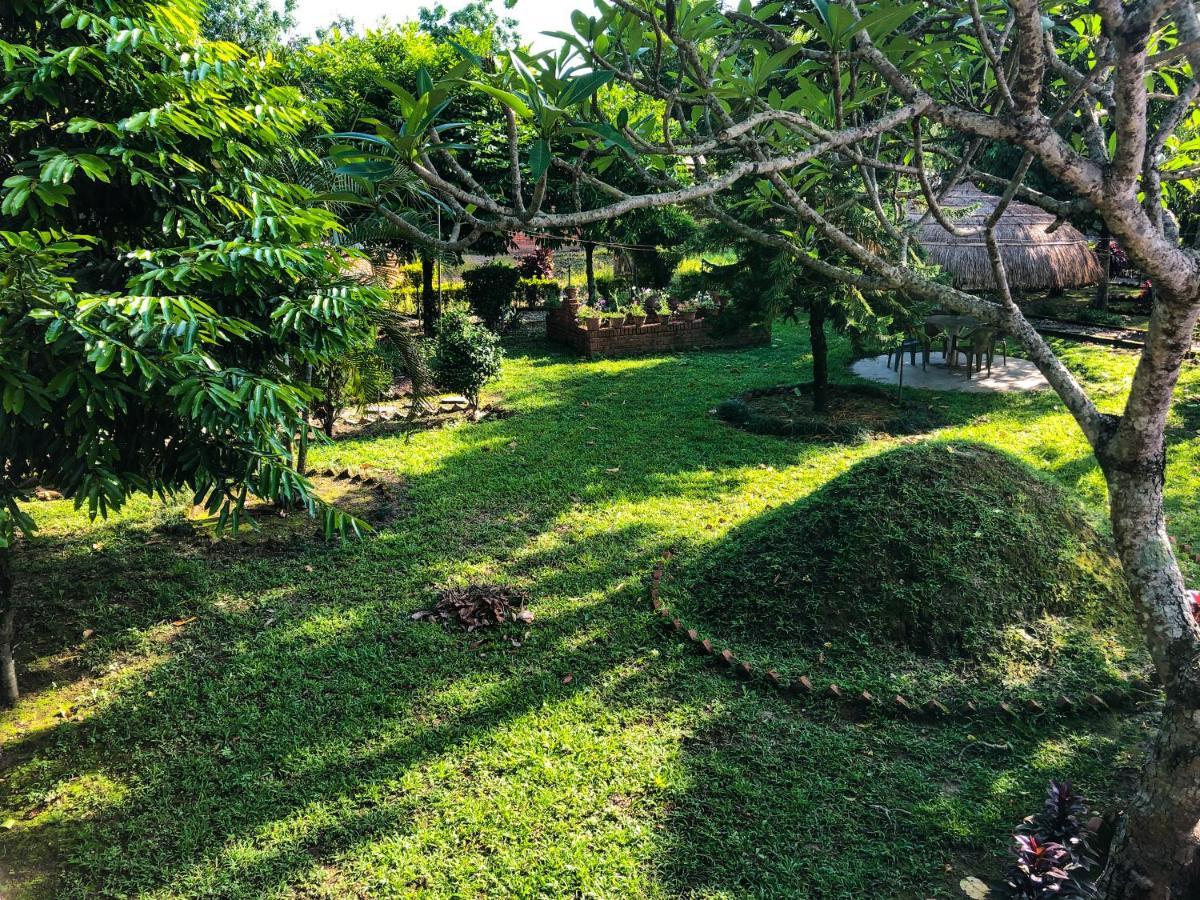 Hotel Tharu Garden, Саураха Экстерьер фото
