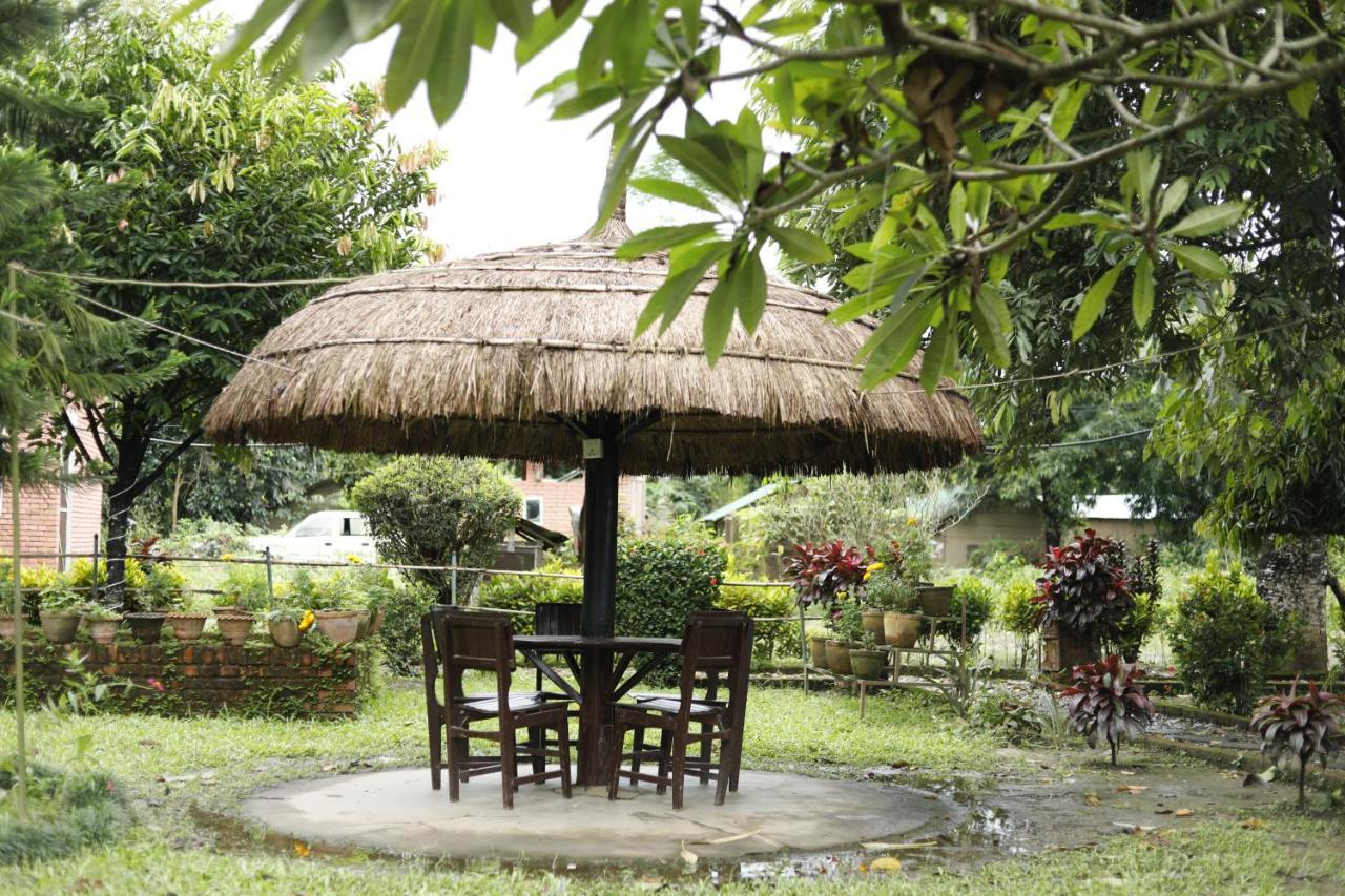 Hotel Tharu Garden, Саураха Экстерьер фото
