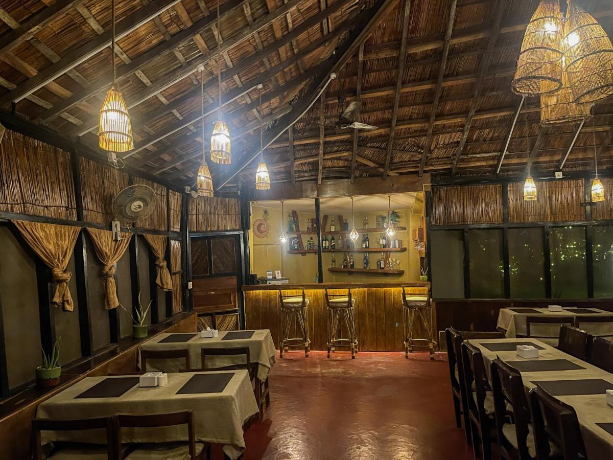 Hotel Tharu Garden, Саураха Экстерьер фото