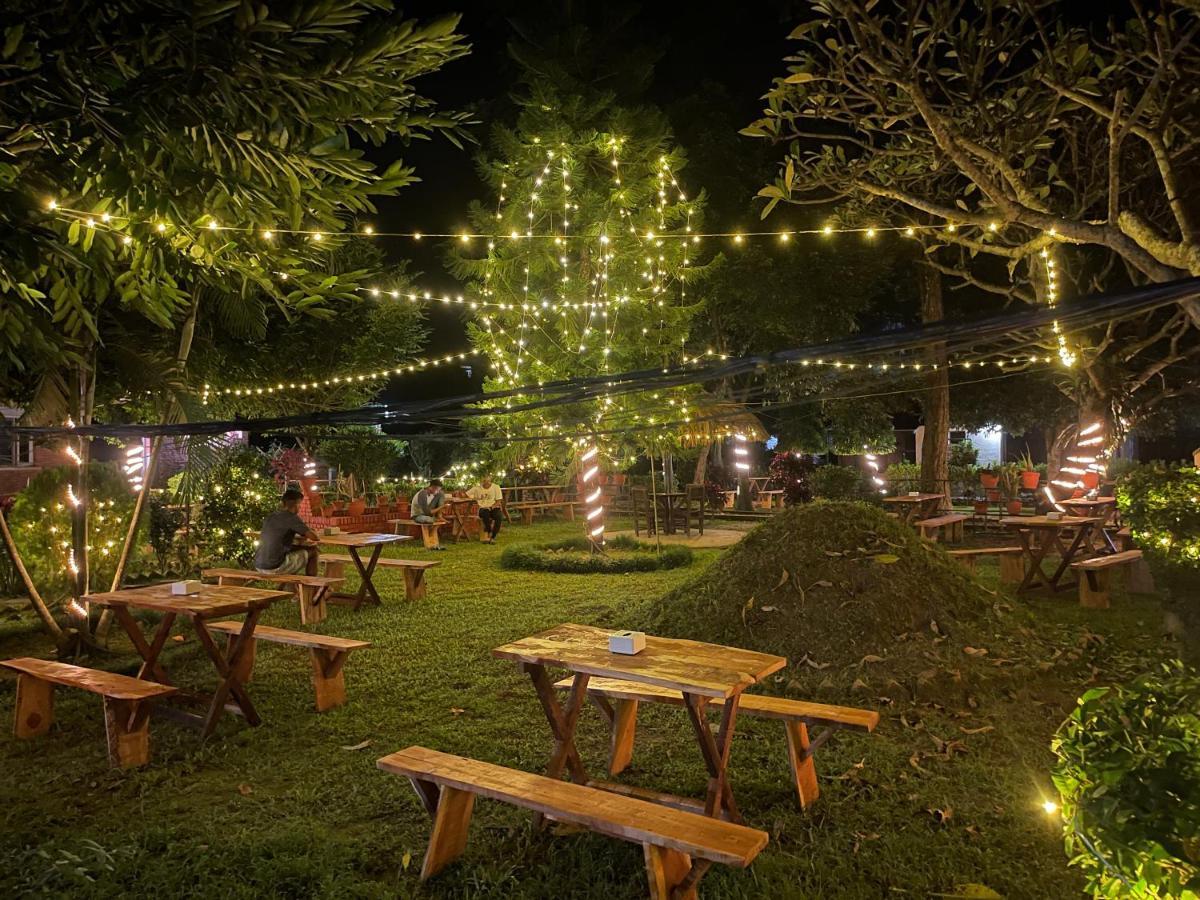 Hotel Tharu Garden, Саураха Экстерьер фото