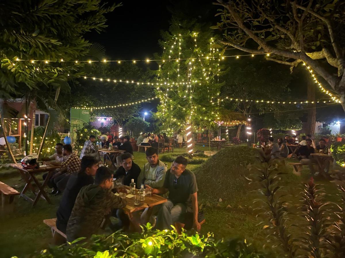 Hotel Tharu Garden, Саураха Экстерьер фото