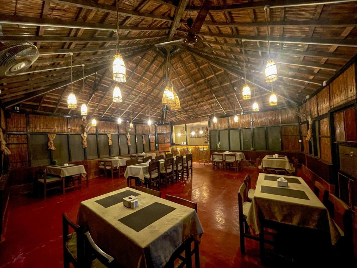 Hotel Tharu Garden, Саураха Экстерьер фото