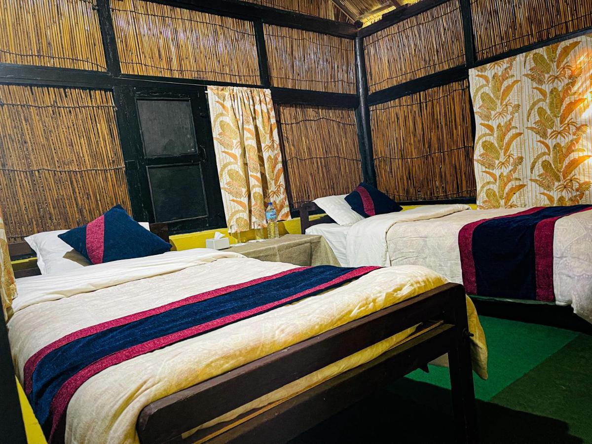 Hotel Tharu Garden, Саураха Экстерьер фото