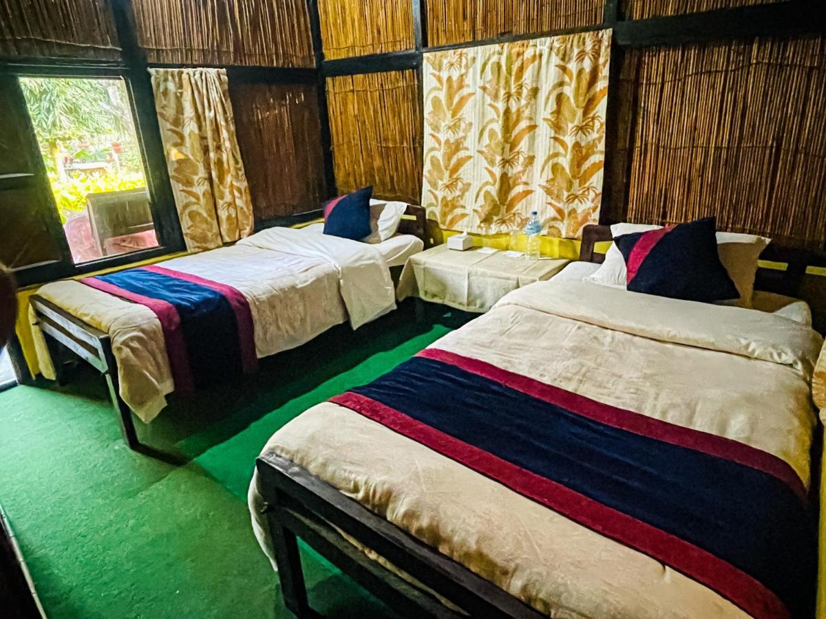 Hotel Tharu Garden, Саураха Экстерьер фото