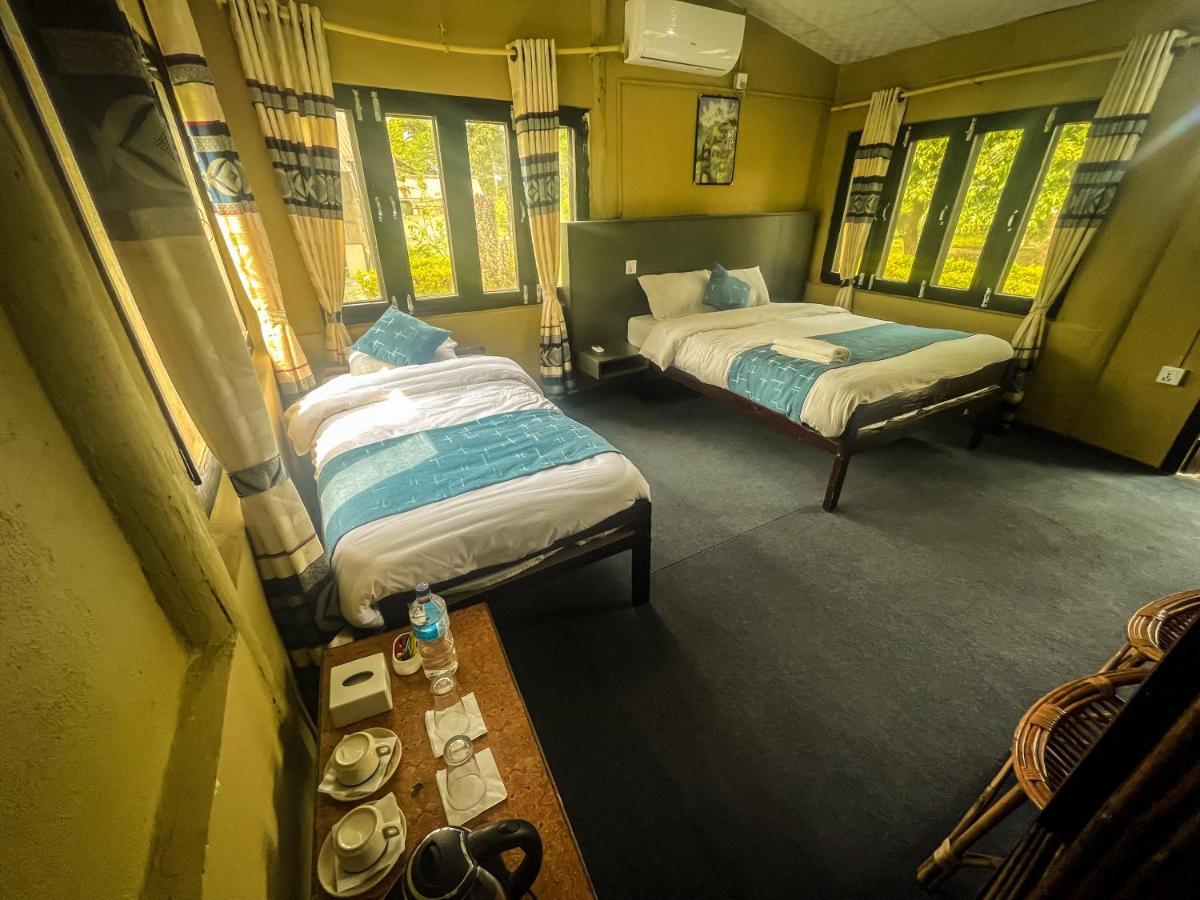 Hotel Tharu Garden, Саураха Экстерьер фото
