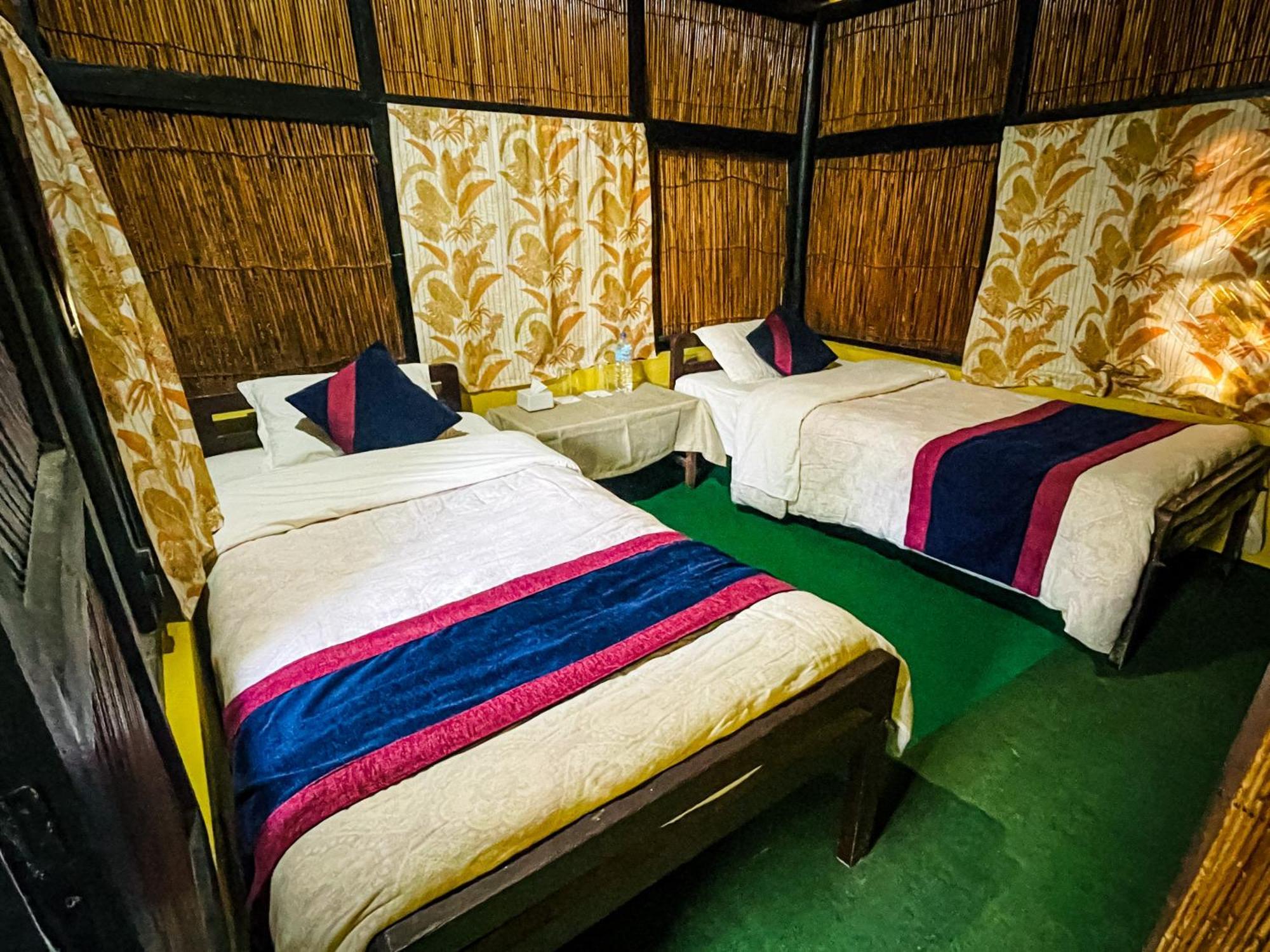 Hotel Tharu Garden, Саураха Экстерьер фото