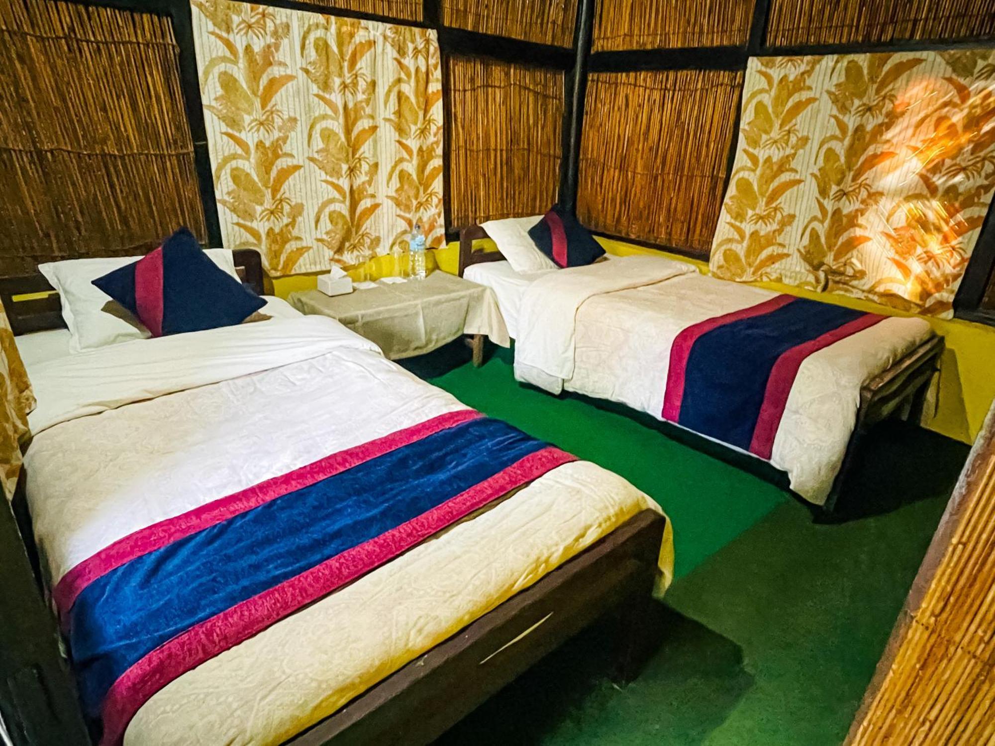 Hotel Tharu Garden, Саураха Номер фото
