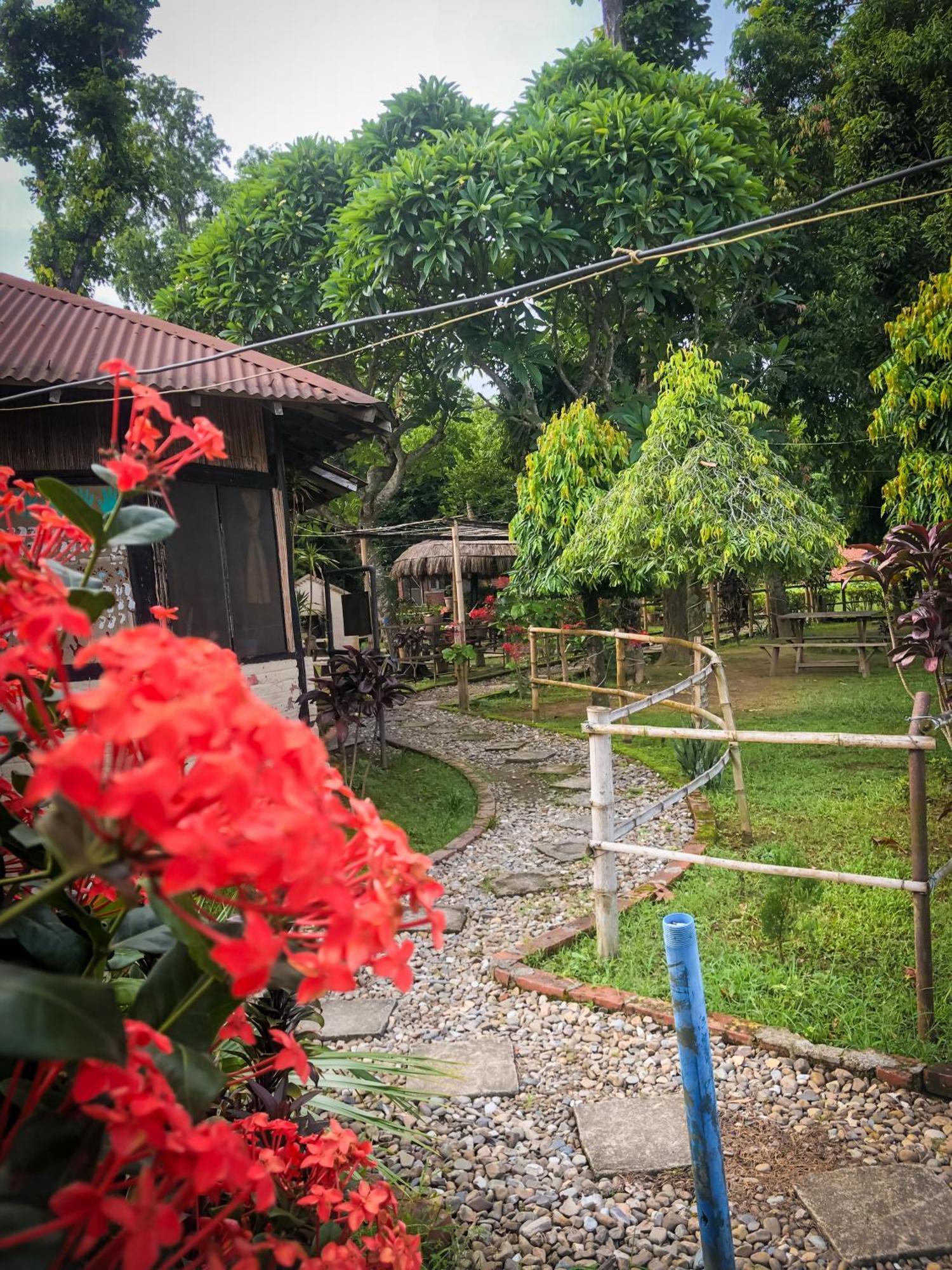 Hotel Tharu Garden, Саураха Экстерьер фото